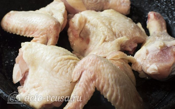 Курица в духовке под соусом: Обжариваем курицу