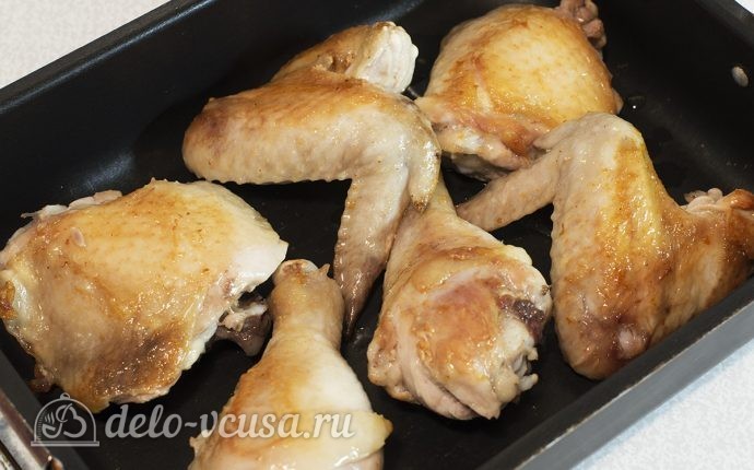 Курица в духовке под соусом: Выкладываем курицу в форму для запекания
