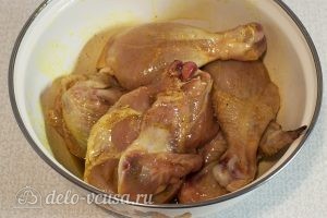 Курица в духовке с маслом: Перемешать курицу с маринадом