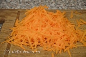 Баклажаны, фаршированные овощами: Натираем морковь
