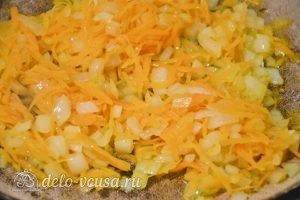 Баклажаны, фаршированные овощами: Обжариваем лук и морковь