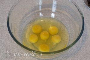 Маффины с вареной сгущенкой: Взбиваем яйца с солью