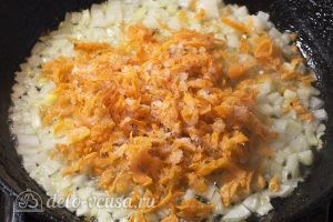 Омлет с грибами в духовке: Добавляем морковь