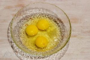 Омлет с колбасой на сковороде: Соединить яйца с солью
