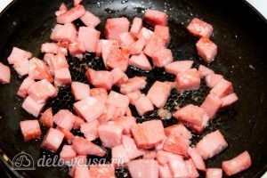 Омлет с колбасой на сковороде: Обжарить колбасу