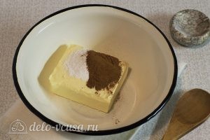 Ореховое масло из грецких орехов: Добавить к маслу сахарную пудру и корицу