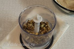 Ореховое масло из грецких орехов: Выложить орехи в блендер