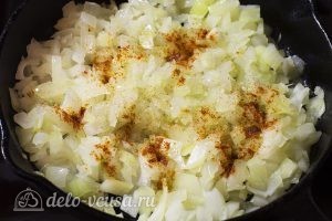 Овощной салат с грибами: Обжариваем лук с солью и перцем чили