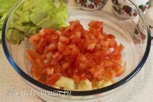 Овощной салат с грибами: Чистим и нарезаем помидор