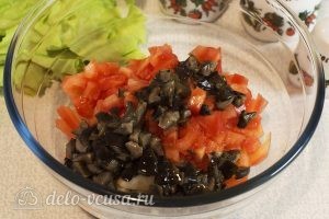 Овощной салат с грибами: Измельчаем грибы