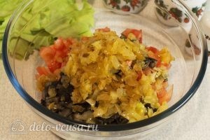 Овощной салат с грибами: Добавляем к салату обжаренный лук