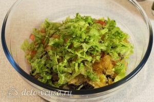 Овощной салат с грибами: Измельчаем листовой салат