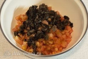 Овощной салат с оливковым маслом: Порезать опята