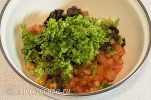 Овощной салат с оливковым маслом: Промыть, обсушить зелень и нарезать салат