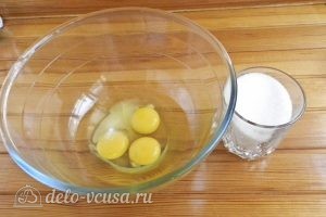 Фруктовый пирог: Взбить яйца с сахаром