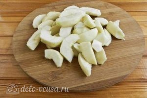 Фруктовый пирог: Нарезать яблоки