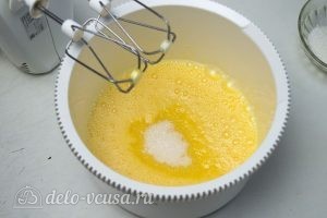 Пирожное Буше: Взбиваем яйца с сахаром и солью