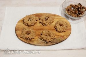 Пирожные из печенья и сгущенки: Выкладываем орехи