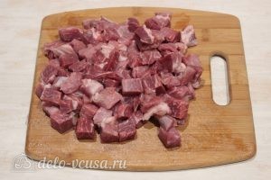 Подлива из свинины с томатной пастой: Моем и режем свинину