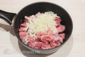 Подлива из свинины с томатной пастой: Соединяем в сковороде мясо и лук