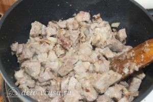 Подлива из свинины с томатной пастой: Присыпаем мясо и лук мукой и обжариваем
