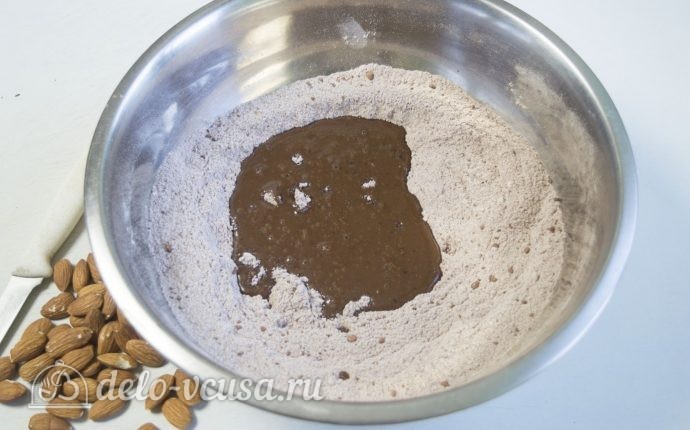 Шоколадный тарт: Добавляем шоколадную смесь к сухой смеси