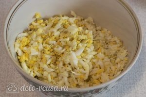 Салат из красной капусты с майонезом: Добавляем яйца