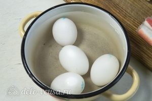 Салат из лапши быстрого приготовления: Варим и остужаем яйца