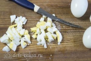 Салат из лапши быстрого приготовления: Нарезаем яйца