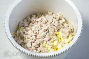 Салат из лапши быстрого приготовления: Складываем все ингредиенты к лапше в миску