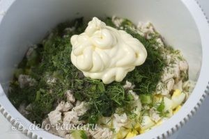 Салат из лапши быстрого приготовления: Добавляем в салат перец, зелень и майонез