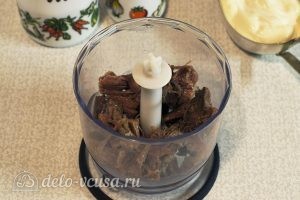 Салат с говядиной и яйцом: Помещаем отварную говядину в чашу блендера