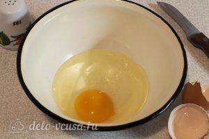 Салат с говядиной и яйцом: Разбиваем яйцо в миску и солим