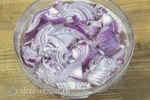 Куриный салат с маринованным луком: Замариновать лук
