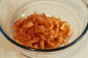 Салат с колбасой и помидорами: Нарезать помидоры