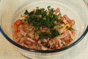 Салат с колбасой и помидорами: Нарезать укроп