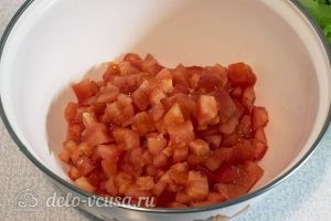 Салат с яичными блинами: Нарезать помидоры