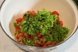 Салат с яичными блинами: Порезать листовой салат