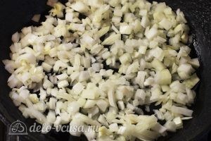 Салат с жареными грибами и яйцами: Жарим лук