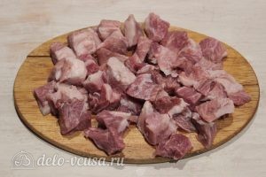 Щи со свининой: Вымыть и порезать мясо