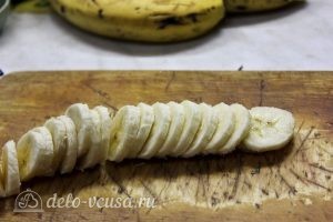 Шоколадные блины с бананом: Порезать бананы