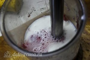 Смузи с малиной и бананом: Добавить молоко и йогурт