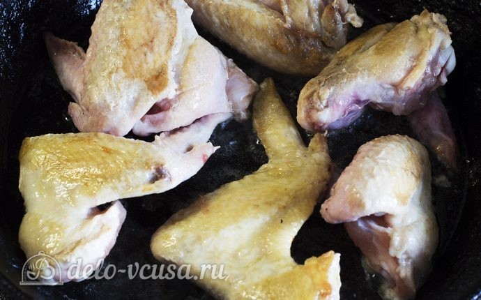 Суп из куриных крылышек: Обжариваем крылышки