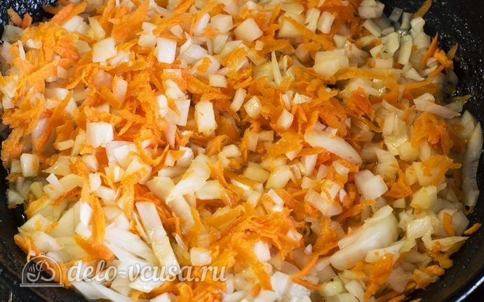 Суп из куриных крылышек: Обжариваем лук и морковь