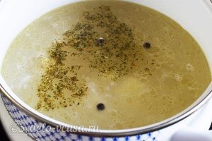 Суп из куриных крылышек: Добавляем в бульон картошку, душистый перец и приправу
