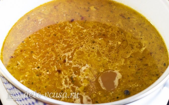 Суп из куриных крылышек: Добавляем в кастрюлю томатный соус