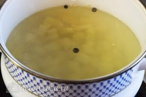 Суп с фрикадельками и картошкой: Добавляем картофель