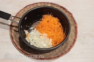 Суп с лапшой: Измельчаем лук и морковь
