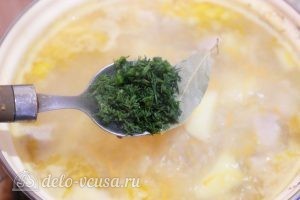 Суп с лапшой: Добавляем измельченную зелень и лавровый лист