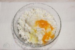 Сырники с вареной сгущенкой: Добавляем яйцо